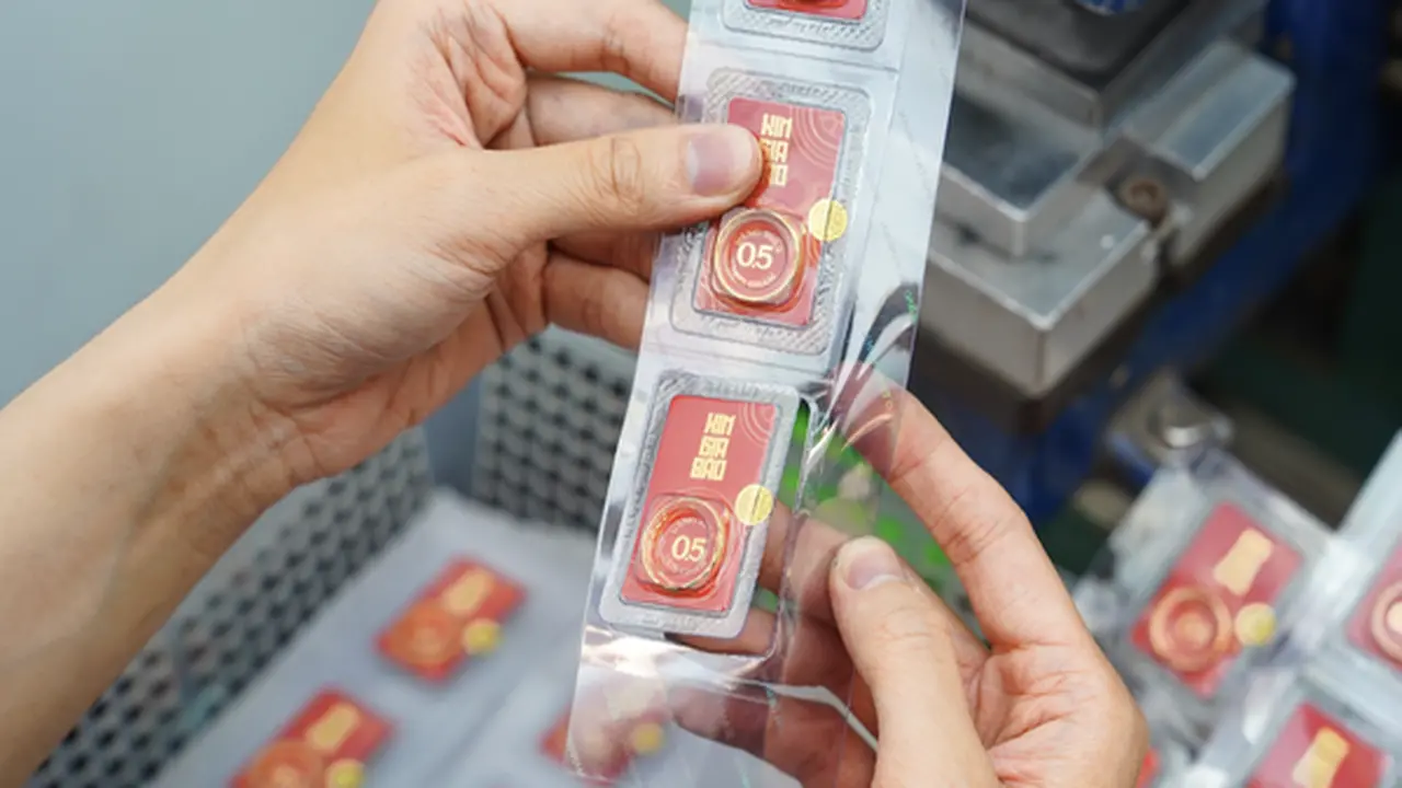 سعر الذهب في فيتنام يهبط دون 180 مليون دونغ بصباح 14 مارس